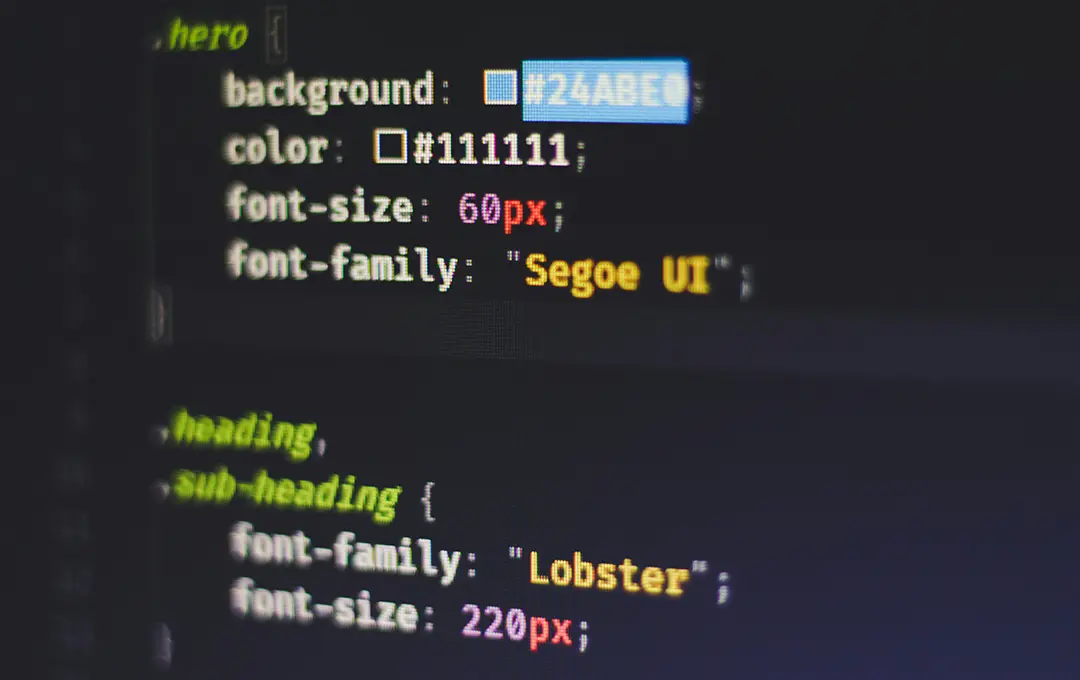 Nahaufnahme von CSS-Code mit Stildefinitionen für Layout-Elemente auf dunklem Bildschirm.